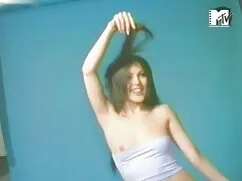 তিনি শিকার করে এবং ব ...